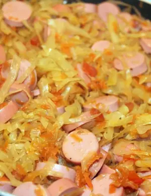 Тушёная капуста с сосисками