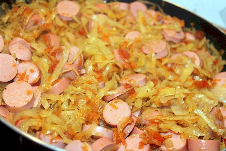 Тушёная капуста с сосисками