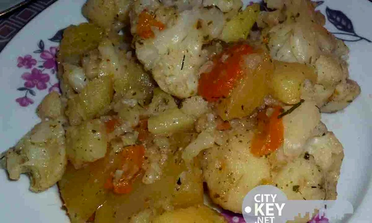 Тушеная картошка с цветной капустой