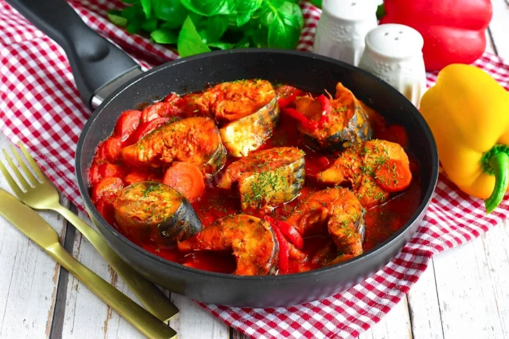 Тушеная скумбрия с овощами и томатным соусом