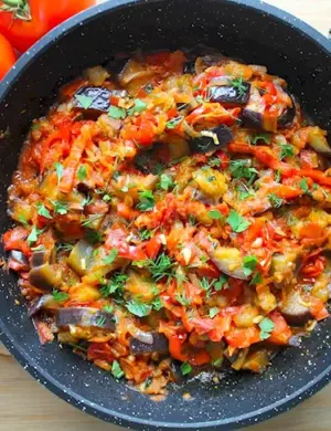 Тушёные баклажаны с помидорами и перцем