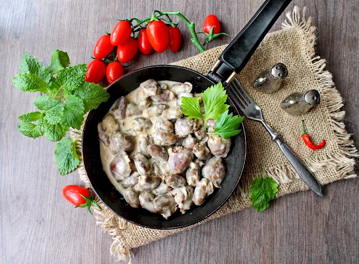 Тушеные куриные сердечки