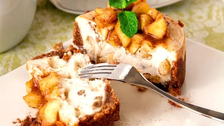 Творожная запеканка с яблоками и корицей