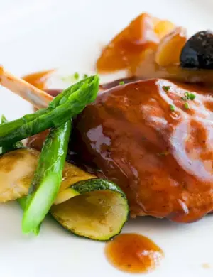 Утиные грудки с черносливом и яблоками