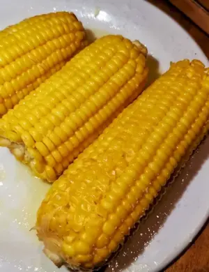 Вареная кукуруза с солью