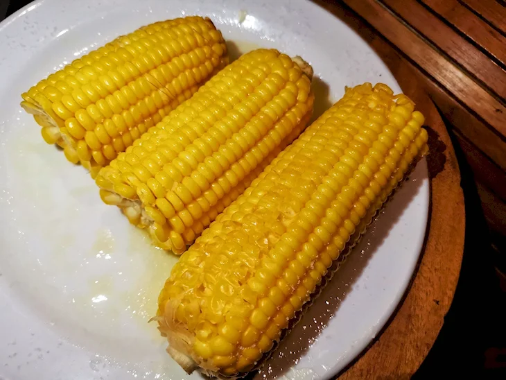 Вареная кукуруза с солью