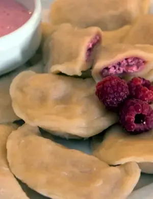 Вареники с творогом и малиной