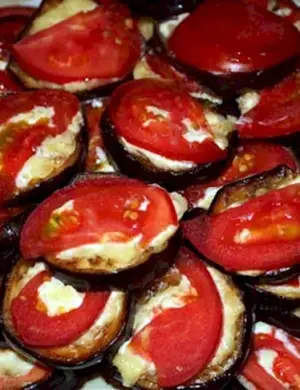 Закуска из баклажанов с помидорами и чесноком и сыром