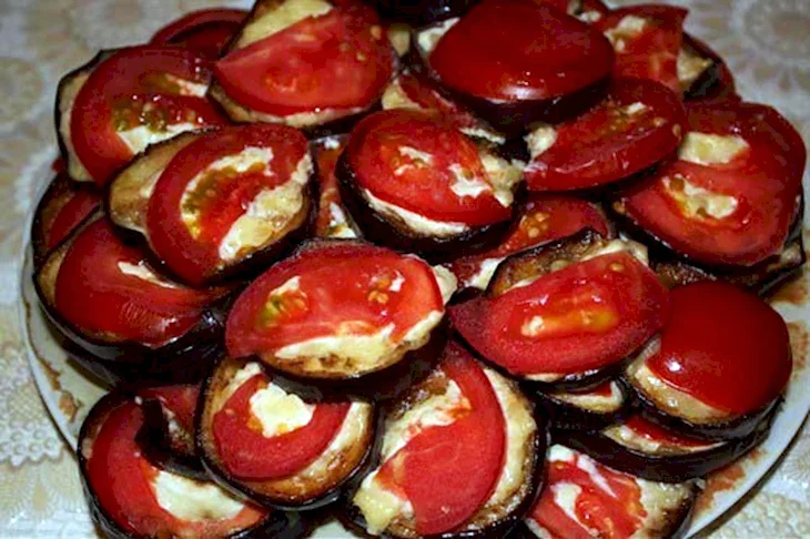 Закуска из баклажанов с помидорами и чесноком и сыром