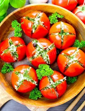 Закуска из помидоров с чесноком и зеленью быстрые