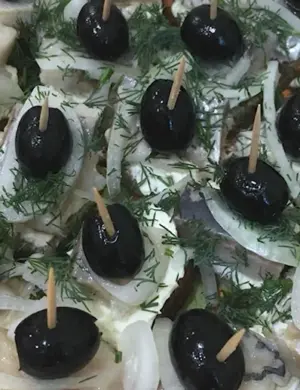 Закуска с селедкой на шпажках