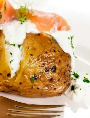 Запеченная картошка с курицей в лодочке