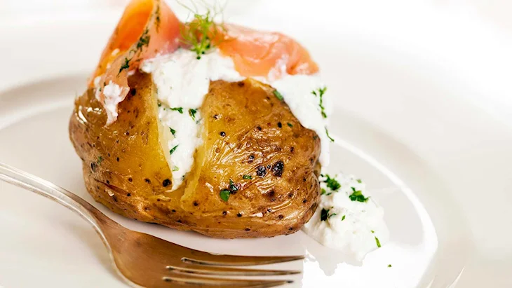 Запеченная картошка с курицей в лодочке