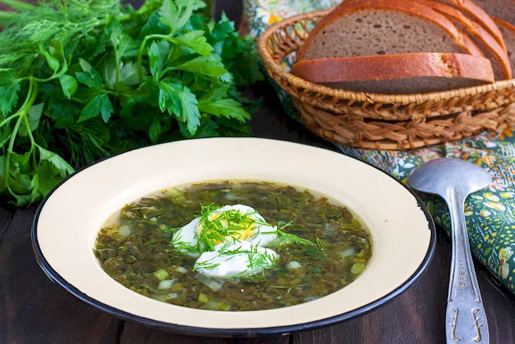 Зелёный борщ с щавелем и яйцом