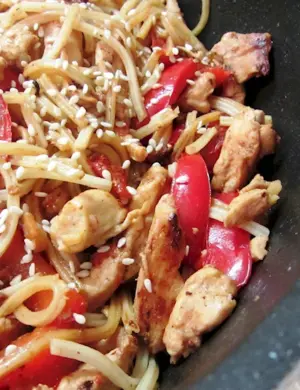 Жареная лапша с курицей
