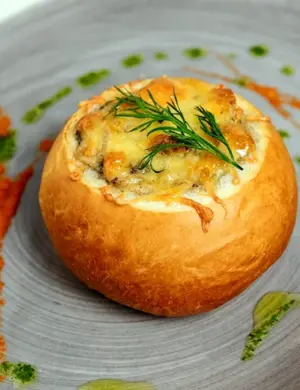 Жюльен в булочке с курицей и грибами