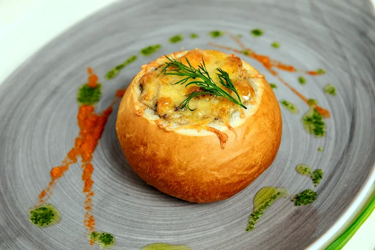 Жюльен в булочке с курицей и грибами