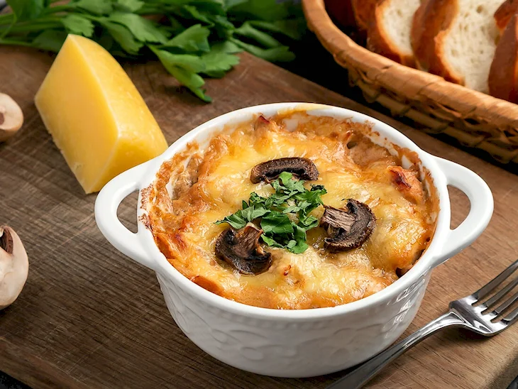 Жульен с курицей и грибами в кокотницах